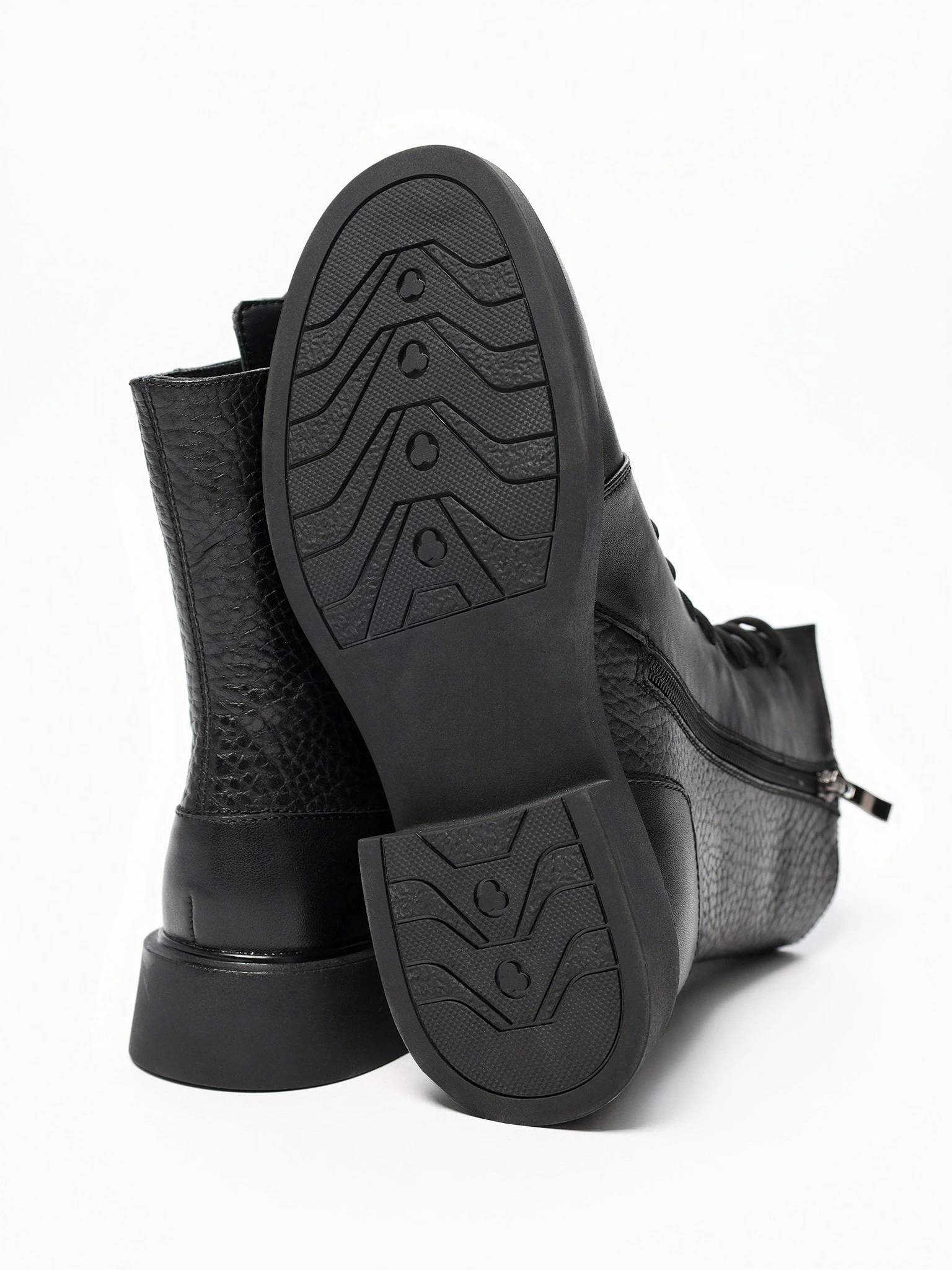 Ботинки черного цвета на среднем широком каблуке